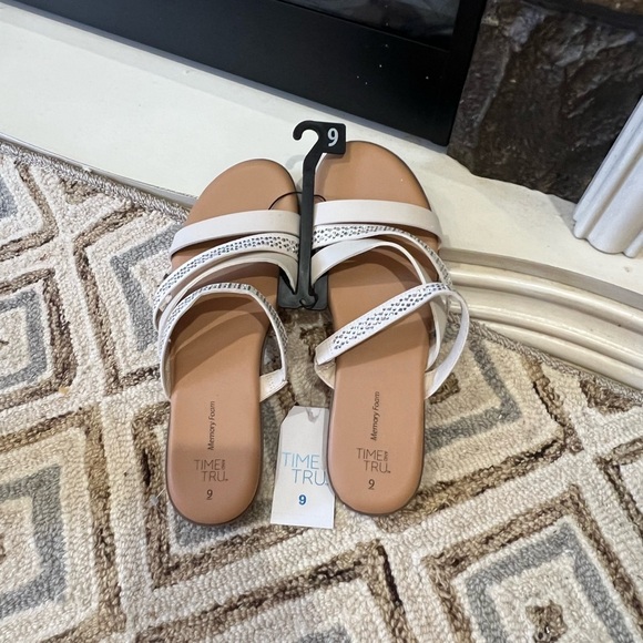 NWT Time & Tru Cream Strappy Bling Memory Foam Flat Sandals w/ Crystals Sz 9 - Picture 2 of 5